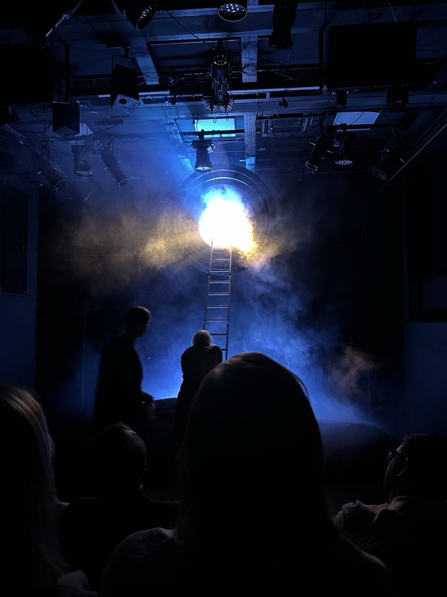 Черная дыра. Сцена из спектакля «Мертвые души». Независимое театральное объединение «Озеро». Театр «Пространство внутри». Фото автора.