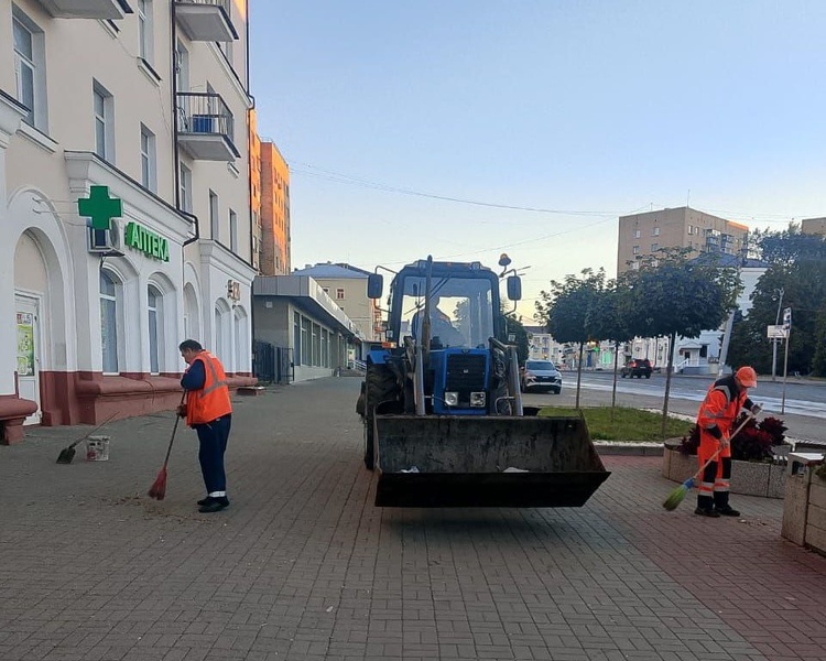     В Курске 100 человек и 62 единицы техники убирают улицы