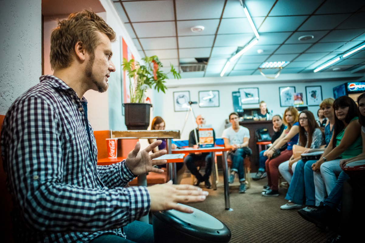 Барабанный круг - это когда много барабанщиков собираются для совместной импровизации.