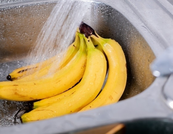 Почему бананы обязательно нужно мыть — предупреждением поделились в Роспотребнадзоре