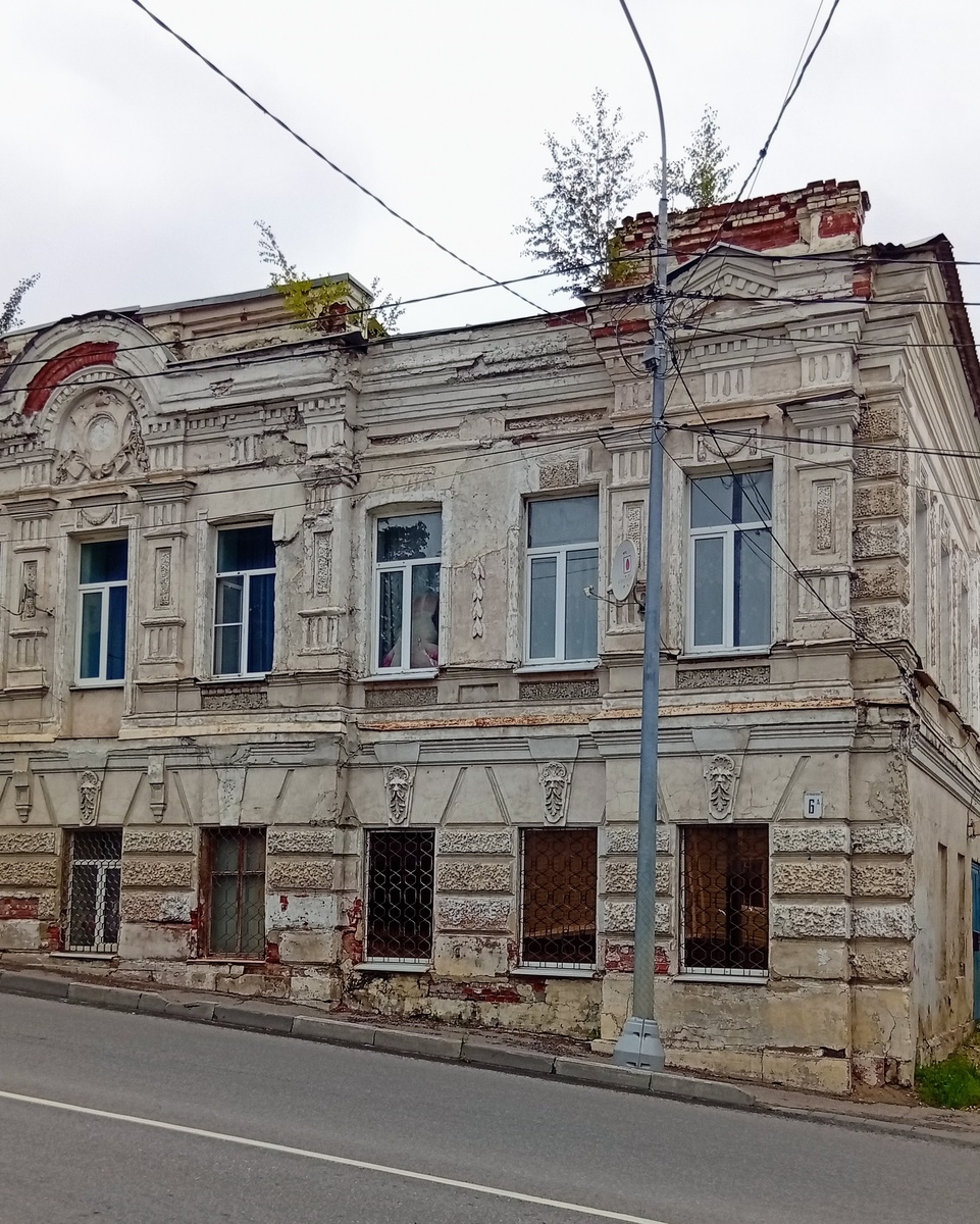 Двухэтажный кирпичный особняк на улице Чернышевского, бывшей Боровской, 6А. Фото из личного архива автора.