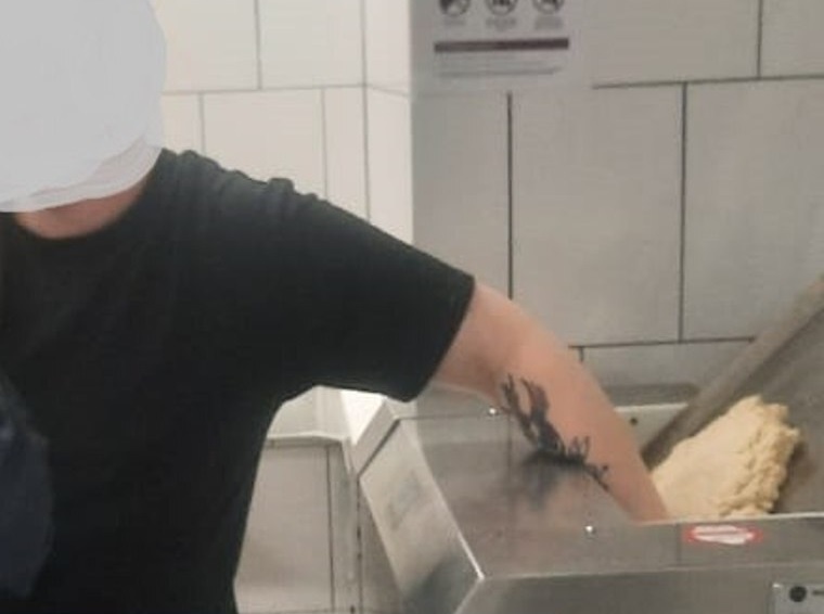    В Оренбурге спасатели освободили мужчину, чью руку затянуло в тестомес Оренбуржье