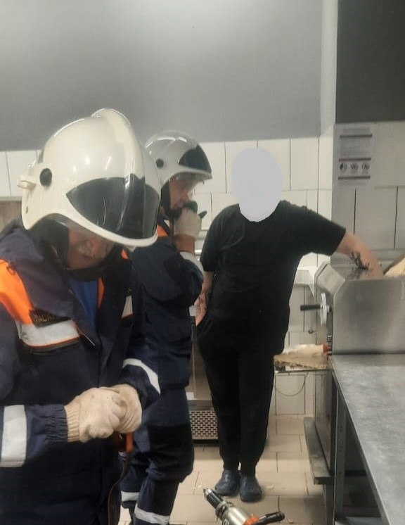     В Оренбурге спасатели освободили мужчину, чью руку затянуло в тестомес Оренбуржье

