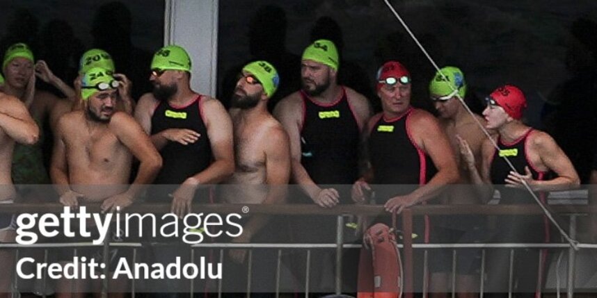    Российский пловец Николай Свечников (четвёртый справа) принимает участие в 37-м межконтинентальном заплыве через Босфор, организованном Национальным олимпийским комитетом Турции в Стамбуле