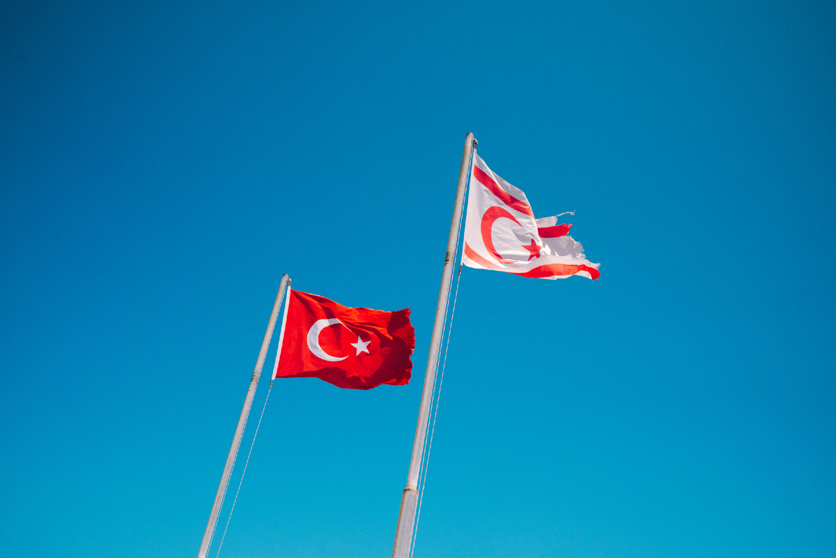 Северный Кипр как отдельная страна признан только Турцией, и зависим от нее настолько, что даже флага отдельно этой страны здесь не увидишь - всегда он идет в паре с турецким