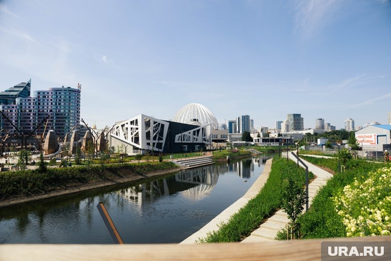 Ремонт набережной около «УГМК-Арены». Фото: Анастасия Соргина © URA.RU