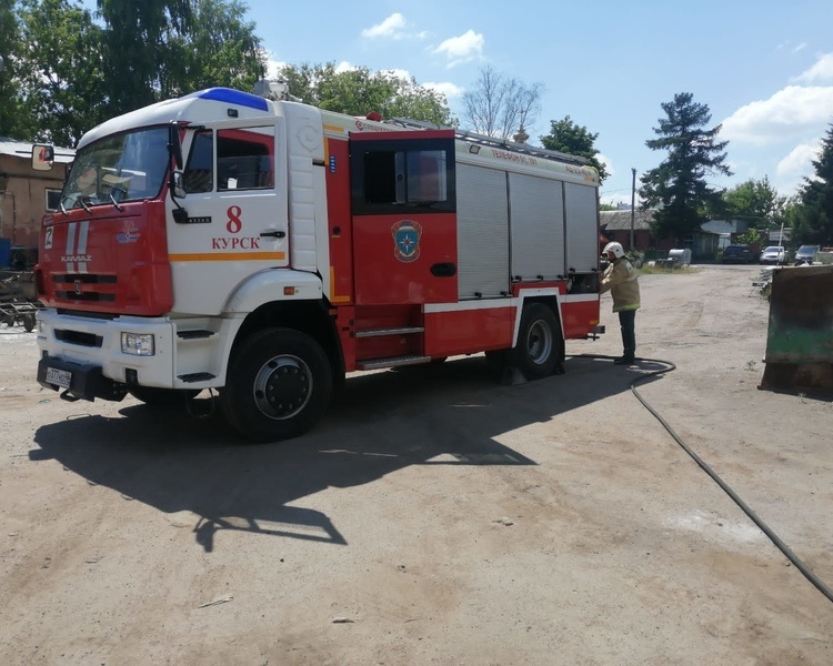     В Курске потушили загоревшийся автомобиль на улице Карла Маркса