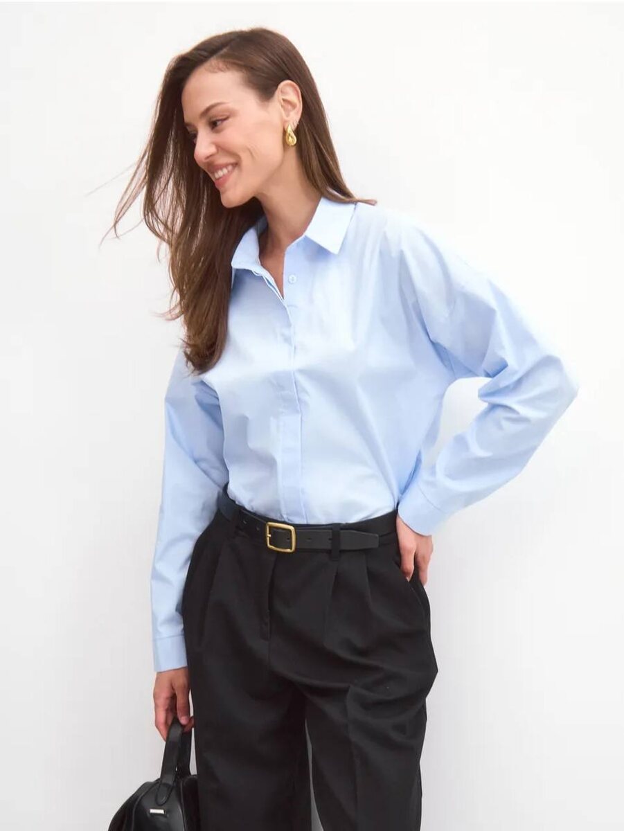 Голубая рубашка оверсайз: воздух, свобода, стиль.