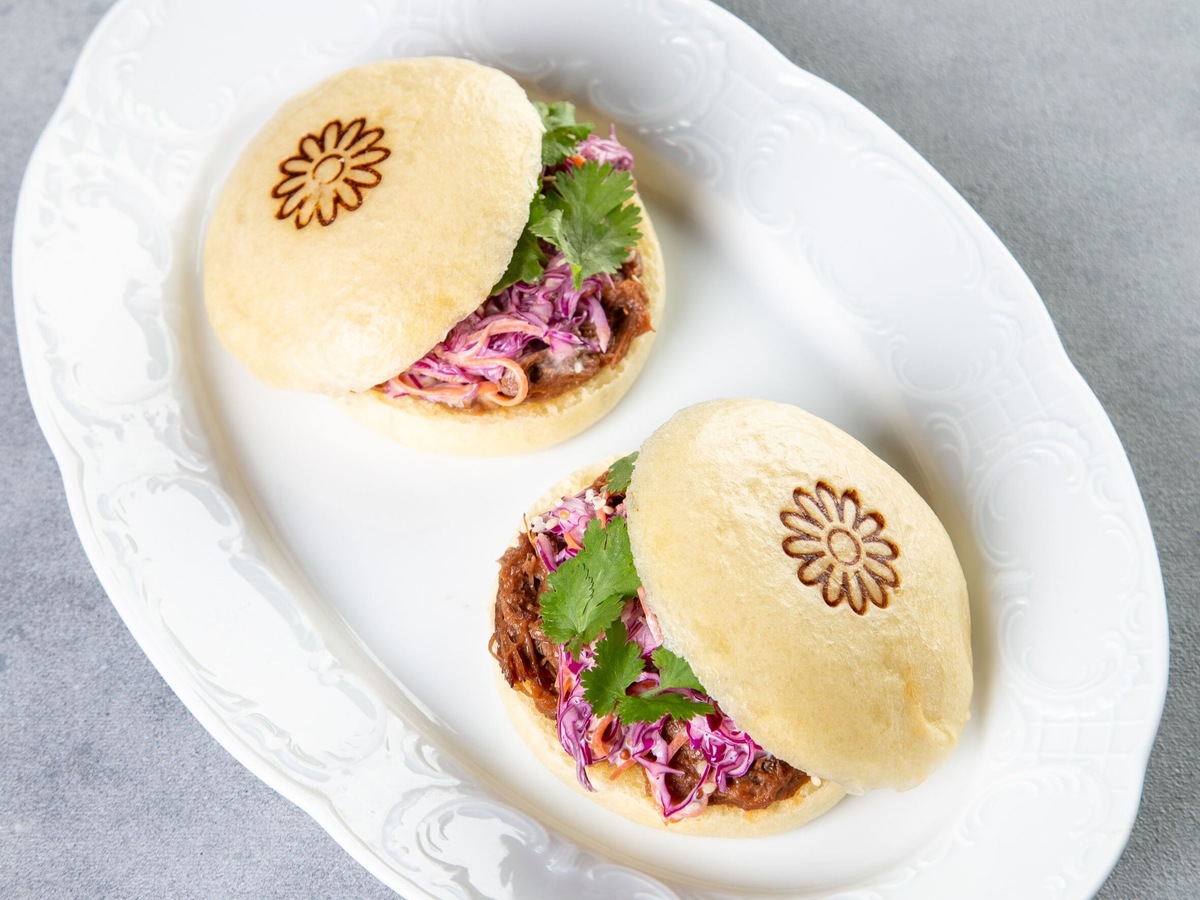 Говядина для бао долго томится и получается нежнейшей и ароматной. Фото: Яндекс Еда