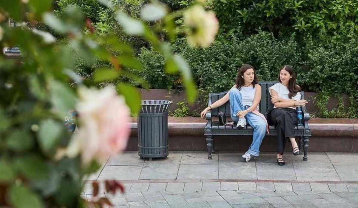     Девушки сидят на скамейке. Источник: kp.ru Автор фото: Николай Оберемченко