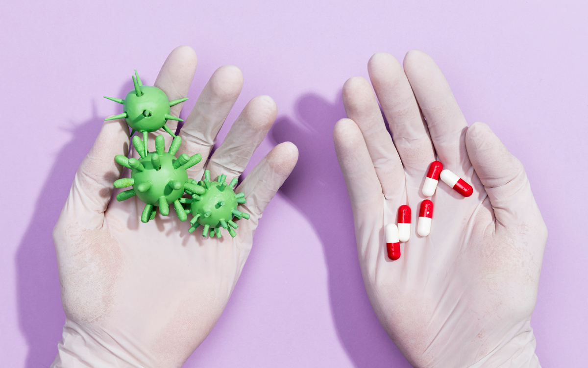 Источник изображения: freepik.com/free-photo/hands-with-pills-bacteria_7606671.htm