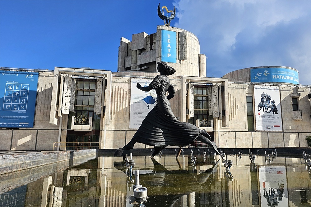    Само здание театра, образец советского модернизма, обещает встречу с волшебной музыкальной сказкой. / Константин Завражин