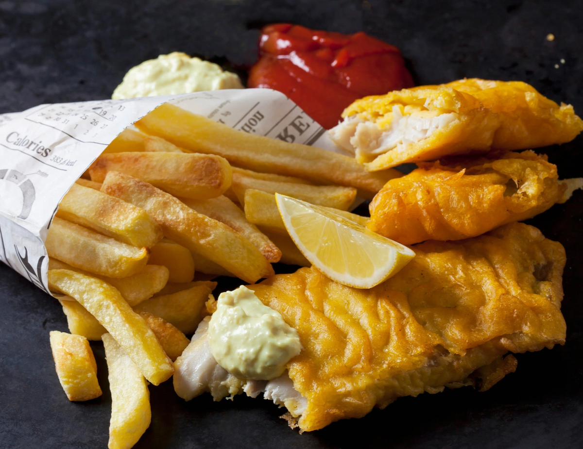 https://www.marieclaire.ru/food/fish-end-chips-istoriya-kultovogo-britanskogo-blyuda-i-klassicheskii-recept/