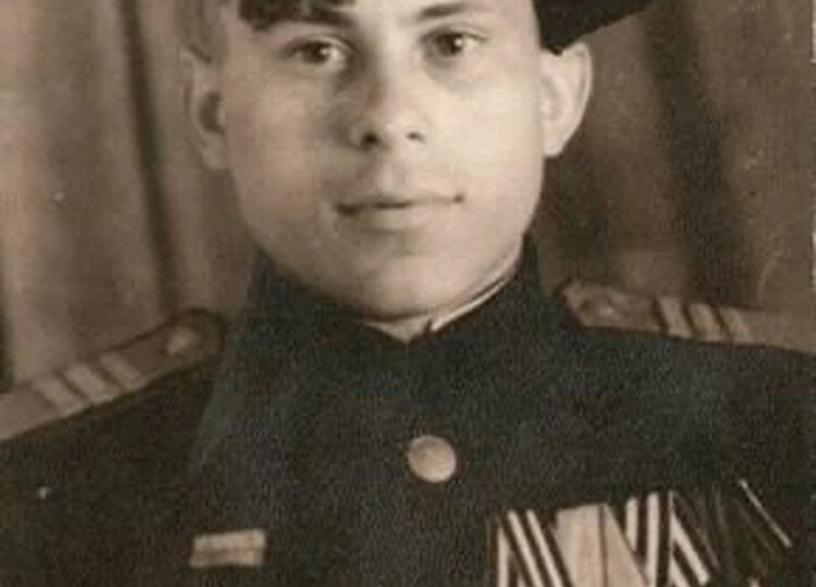 В 13 лет стал дважды "сыном полка" а в 16 был уже настоящим Героем. Александр Котельников