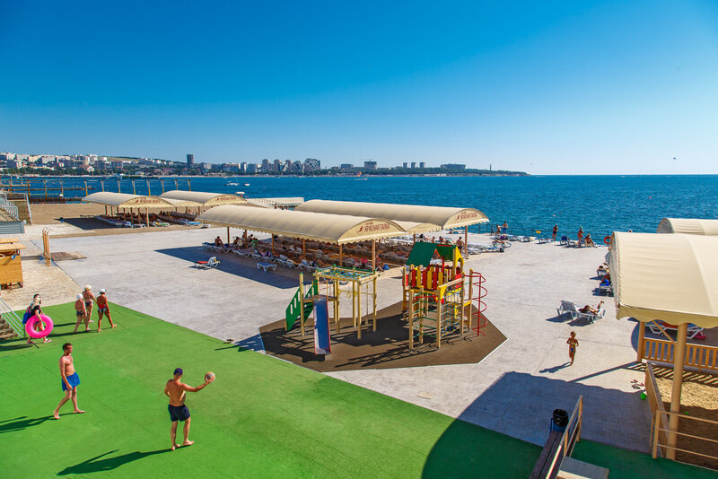 На пляже можно поиграть в волейбол, а детям — побеситься на оборудованной площадке с горками и лазалками. Фото: «Красная Талка» / Яндекс Путешествия