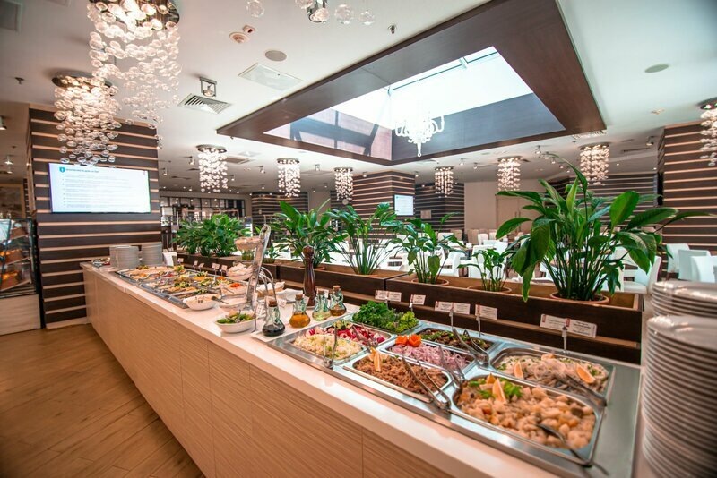 Два раза в неделю отель устраивает вкусные тематические ужины для постояльцев. Фото: Bridge Resort / Яндекс Путешествия