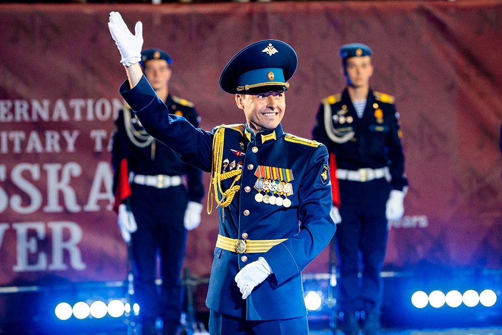    Владислав Твёрдый: в свой день рождения руководил сводным оркестром десантников. Ведущий фестиваля поздравил маэстро в микрофон, и 6500 зрителей аплодировали имениннику. / Мария Москвицова / "Спасская башня"