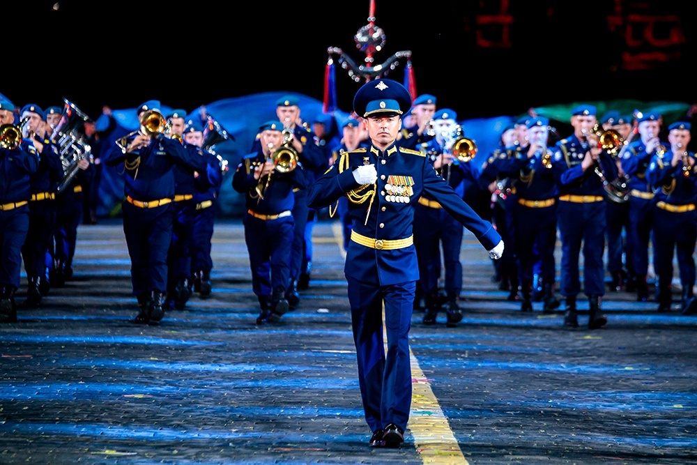    На фестивальной Красной площади зритель видит сводный оркестр, который состоит из восьми оркестров, которые прибыли из городов, где стоят десантно-штурмовые полки ВДВ. / Фото: Мария Москвицова / "Спасская башня"