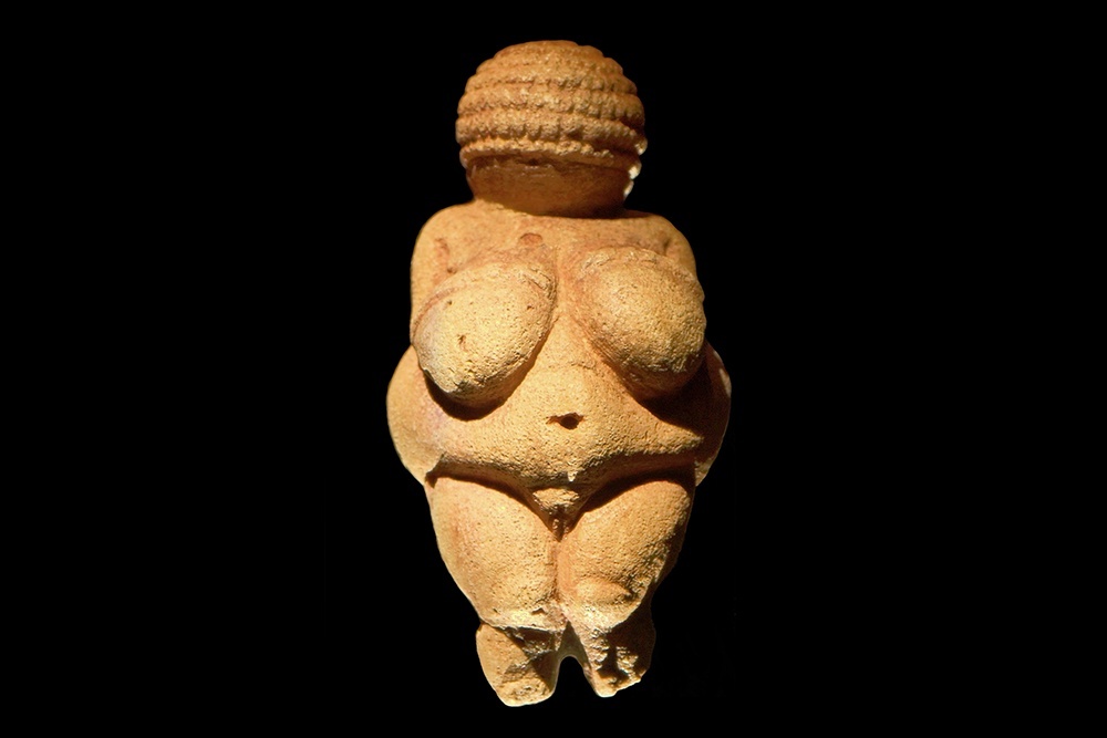    Во время палеолита был популярен культ плодородия, чем и обусловлен такой стиль изображения "Венеры Виллендорфской". / Фото: wikimedia.org