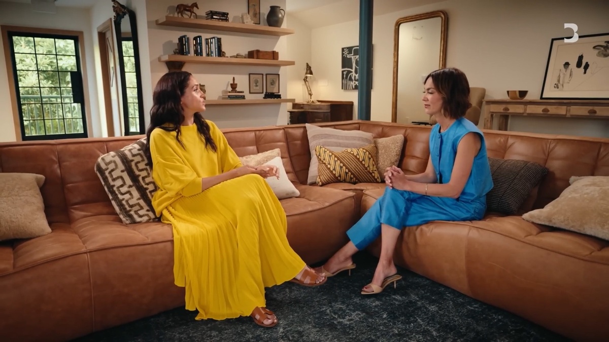 Меган вещает в духе "Сижу я перед вами - обычная американская баба - вся в желтом и в тапках..." Скриншот 2 