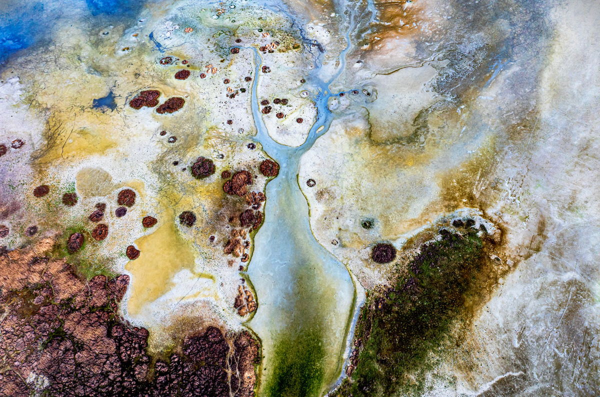 Исследователи полагают, что щелочные озёра, такие как турецкое озеро Ярышли, могли быть подготовлены к образованию первых белков на Земле. EKREM SAHIN/ANADOLU VIA GETTY IMAGES