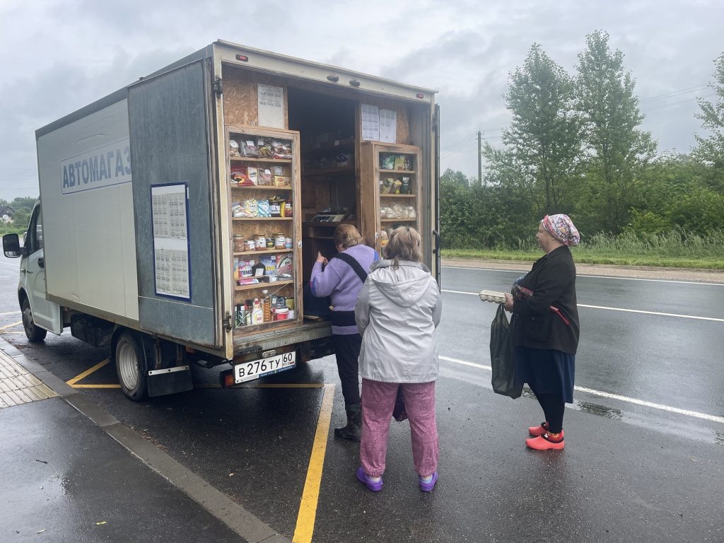 Люди уже знают, когда автолавка приедет, и выходят встречать свою «кормилицу», а заодно и о жизни поговорить.
