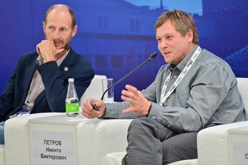 Эксперты Института общественных наук Президентской академии выступили на сессии «Откуда берется идентичность», прошедшей 20 августа 2025 года на форуме «Развитие малых городов и исторических поселений» в Казани. С докладами выступили заведующий кафедрой территориального развития им. В. Л. Глазычева Дмитрий Соснин и заведующий Лабораторией теоретической фольклористики ИОН РАНХиГС Никита Петров. 

Сессия по территориальной идентичности была сосредоточена на современных исследованиях, проектах и практиках, способствующих формированию уникального облика городов. Участники мероприятия представили масштабные проекты и конкурсы, реализованные в населенных пунктов различных регионов России, которые способствовали выявлению культурных традиций и формированию у жителей чувства принадлежности и патриотизма. Территориальная идентичность в контексте дискуссии рассматривается как преемственная связь, объединяющая историческое наследие и перспективы развития регионов, отметили организаторы дискуссии из казанского АНО «Дирекция спортивных и социальных проектов». 

«На сессии обсуждались различные технологии и инструменты, позволяющие не просто укрепить чувство принадлежности к местному сообществу и локальный патриотизм, но и трансформировать территориальную идентичность в готовность инвестировать свои силы и время в конкретные дела и проекты, улучшающие качество городской среды. В условиях демографических вызовов малым городам важно максимально использовать ресурс территориальной идентичности – эмоционально-смысловой связи жителей с малой родиной», – рассказал Дмитрий Соснин.
