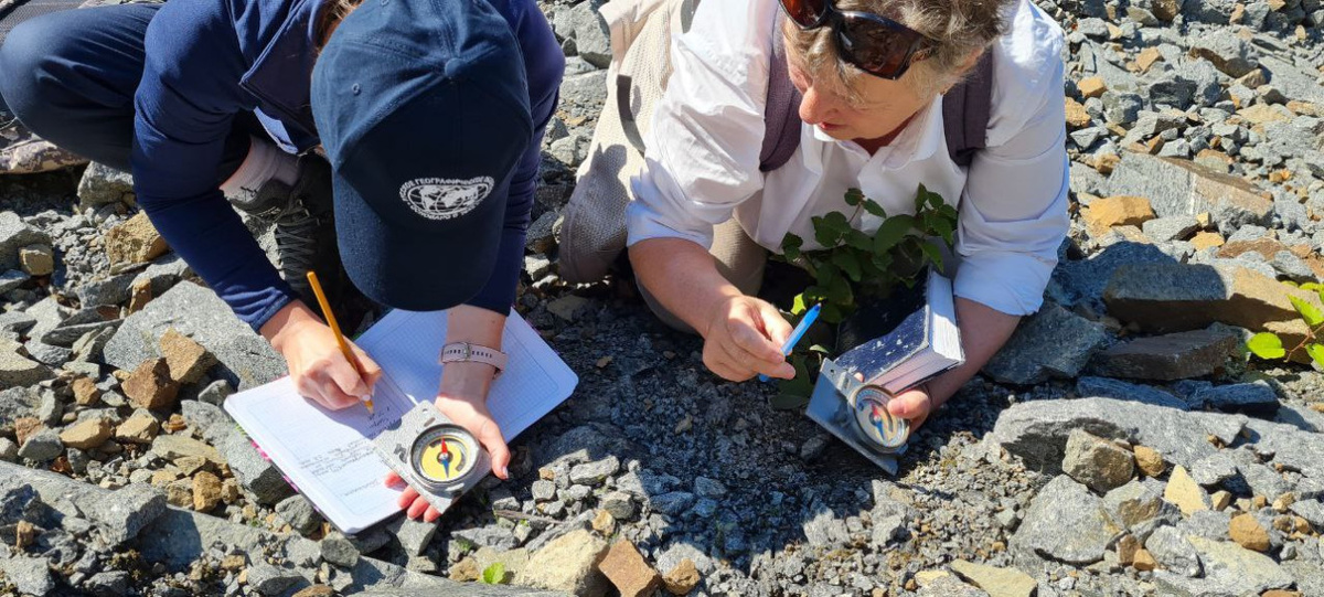 Геологические исследования в районе Байкальского тоннеля. Геофизики ИФЗ РАН Екатерина Мануилова и Татьяна Тверитинова. Фото предоставлено участниками экспедиции