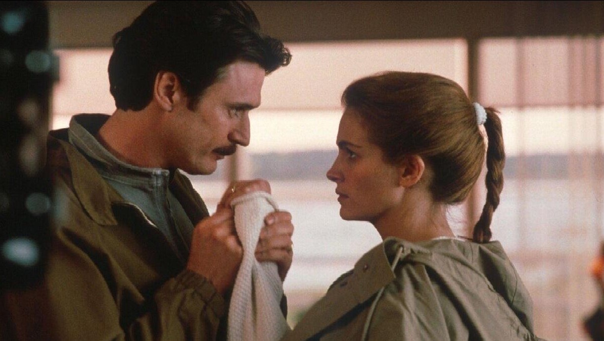 кадр из фильма "В постеле с врагом"