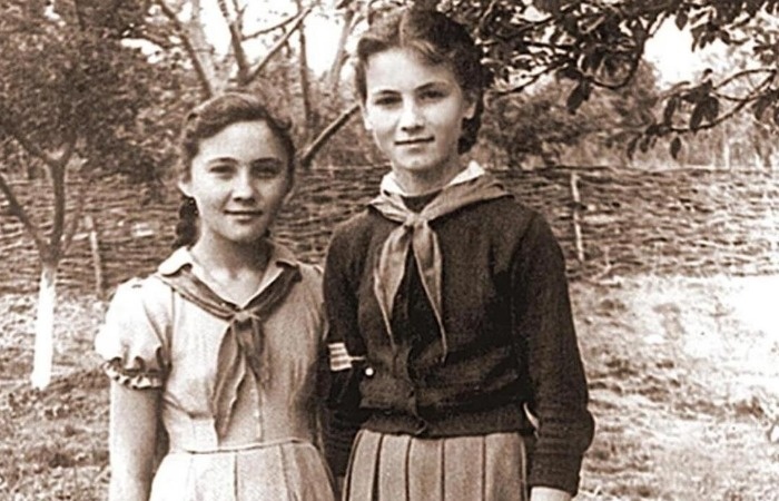 София Ротару с младшей сестрой в детстве.