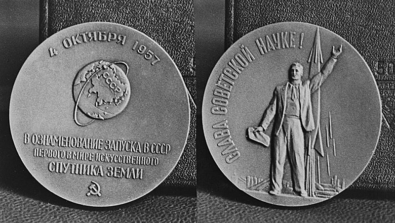 Памятная медаль, посвященная первому искусственному спутнику Земли. Фото: ТАСС
