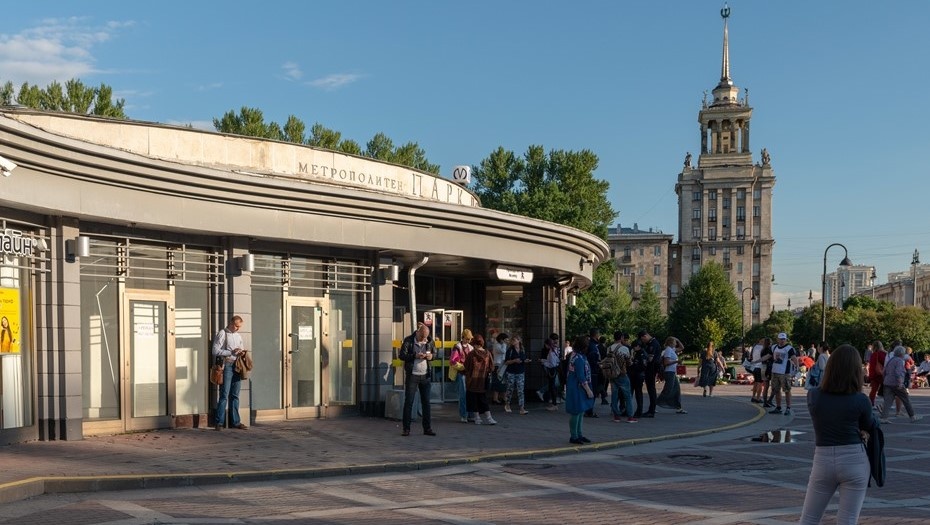   Павильон станции метро "Парк Победы". Автор фото: Тихонов Михаил/ДП