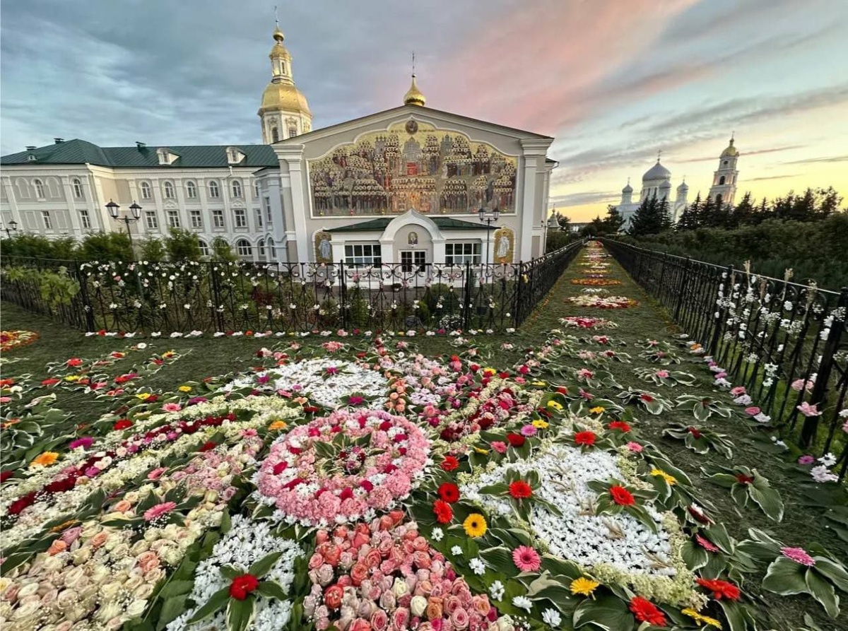 Фрагмент украшенной Канавки. Цветы, разумеется, настоящие.