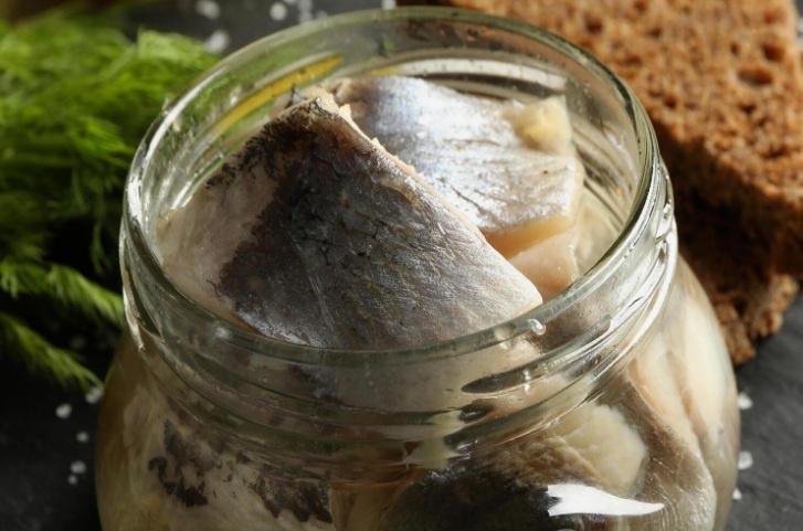 Как замариновать сельдь с горчицей.