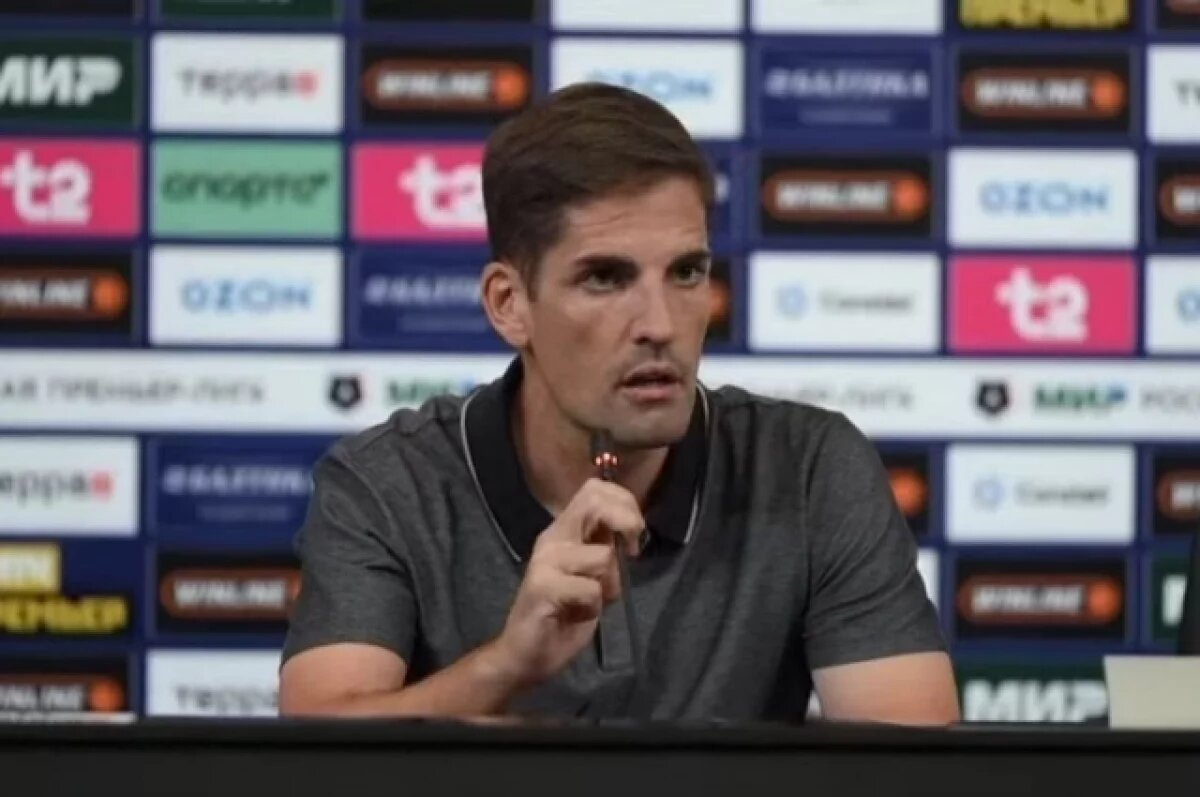    Тренер Роберто Морено.