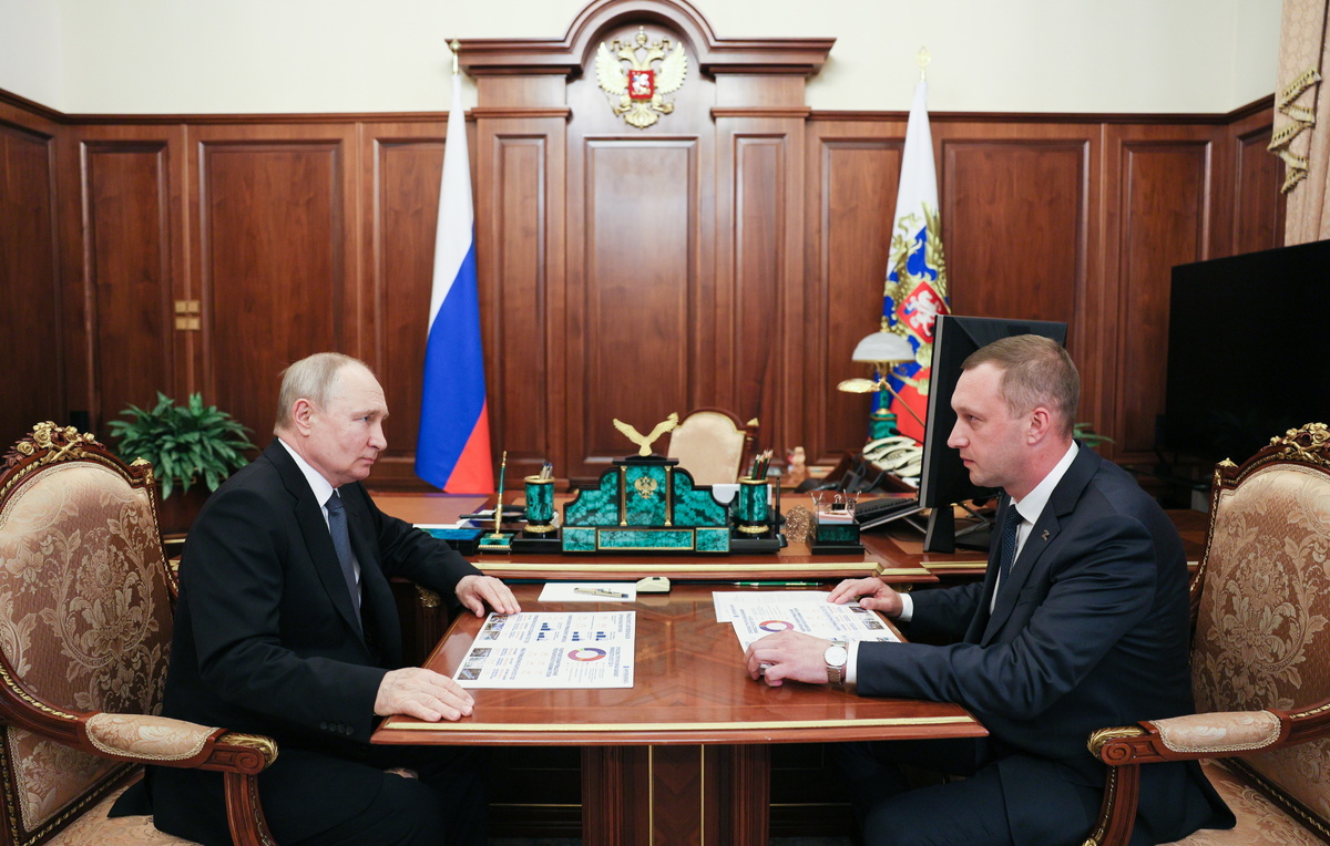    Президент РФ Владимир Путин и губернатор Саратовской области Роман Бусаргин  Александр Казаков/ТАСС