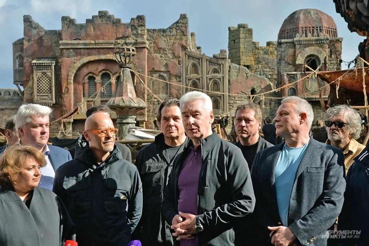    Мэра Москвы сопровождал генеральный продюсер Первого канала Константин Эрнст.