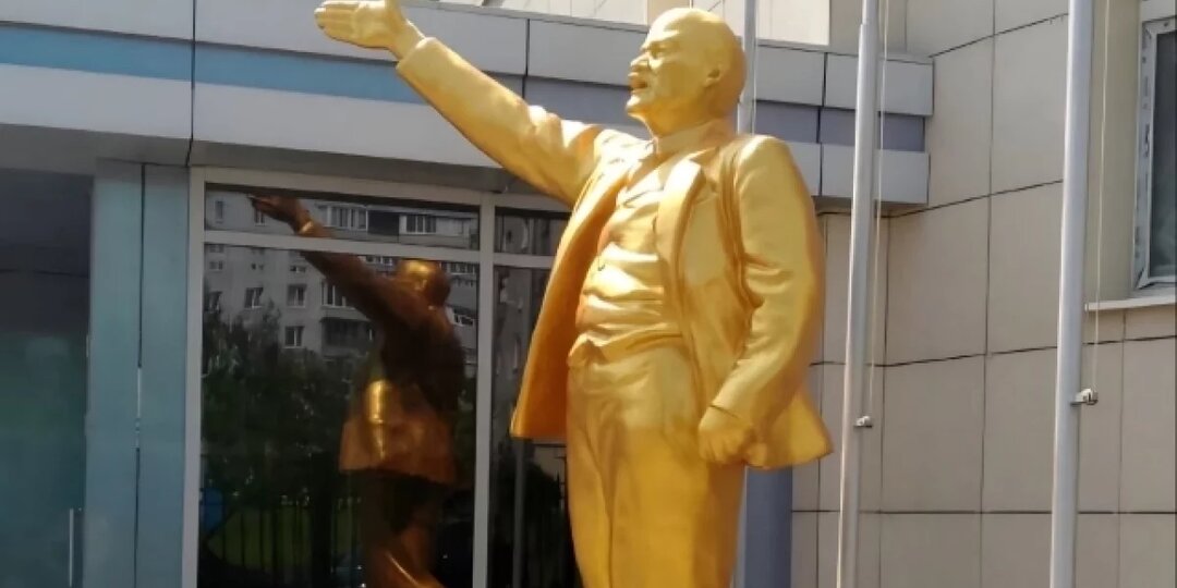 В Казани открыли позолоченный памятник Ленину