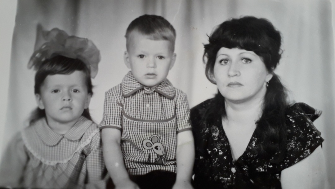 Я, брат Саша и мама