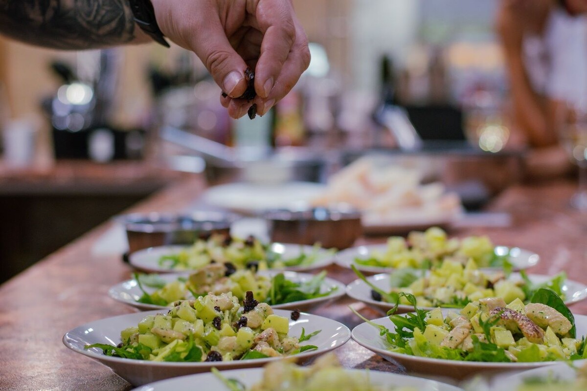 Научитесь вкусно готовить необычные блюда - для вас ТОП кулинарных студий в Москве.