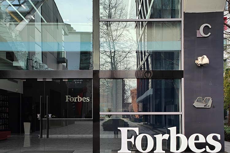    Табель о рангах сегодня утром опубликовал журнал Forbes. Как и год назад, в список 20 самых богатых женщин в России попали две представительницы республики — Лидия Сультеева и Гузелия Сафина.   
Фото: © Cfoto / Keystone Press Agency / Global Look Press
