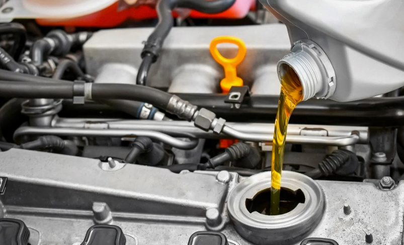 Заливаем масло в "сердце" машины Фото: motor.ru