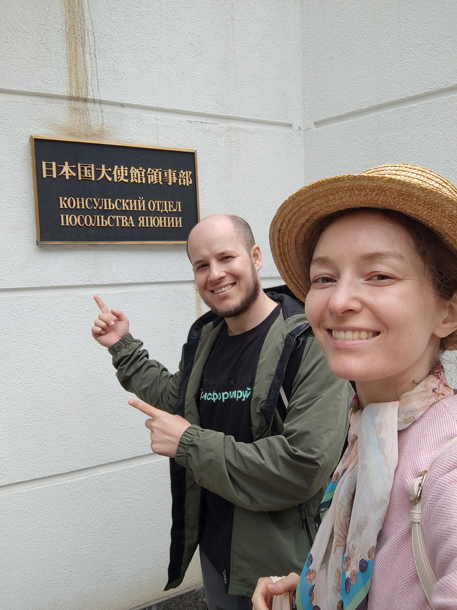 Это мы подали документы, вышли радостные, что все приняли без вопросов.