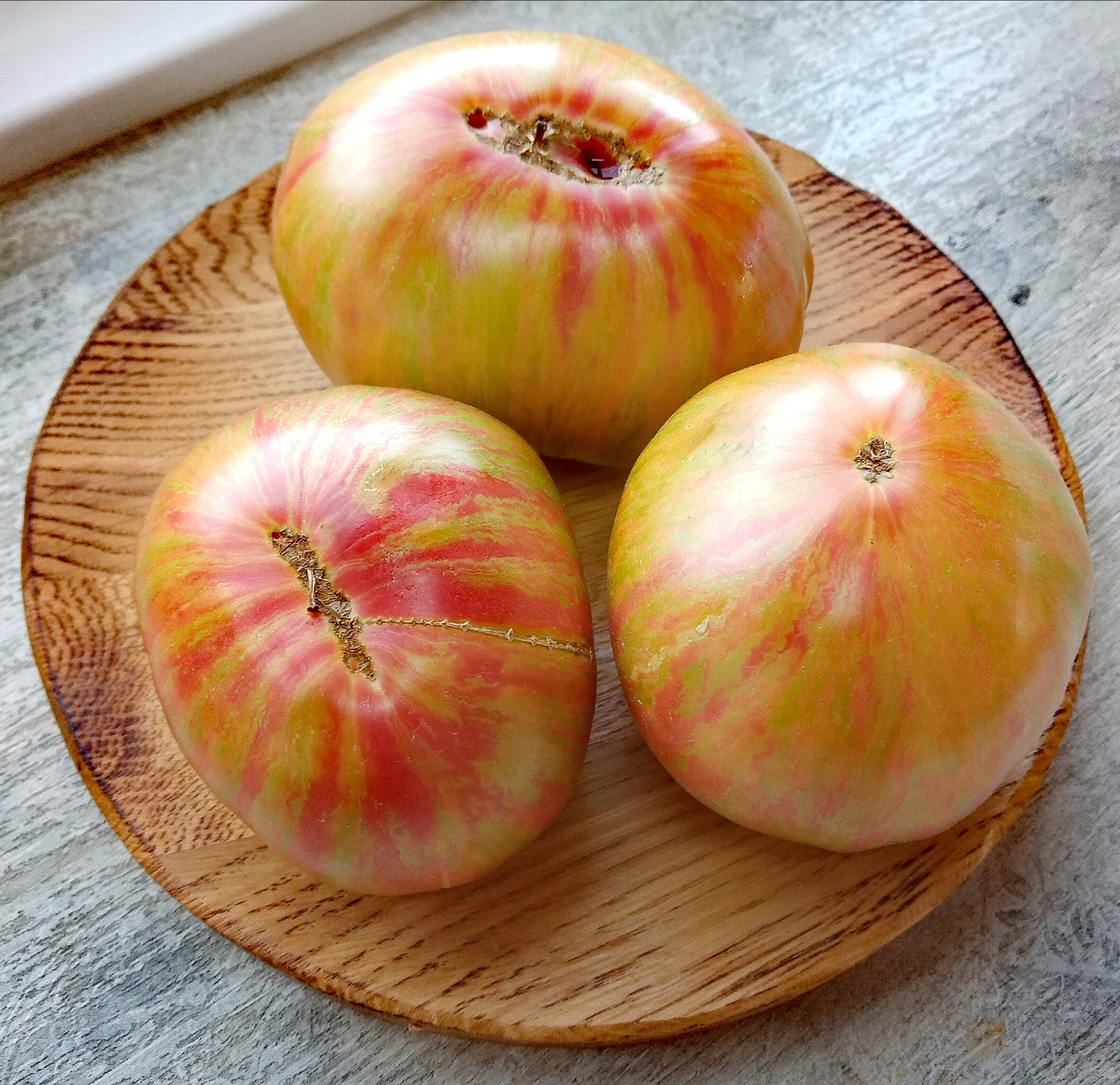 Фото автора от 21.08.2025г. Групповой портрет плодов томата Вишневые полосы Мордовии.