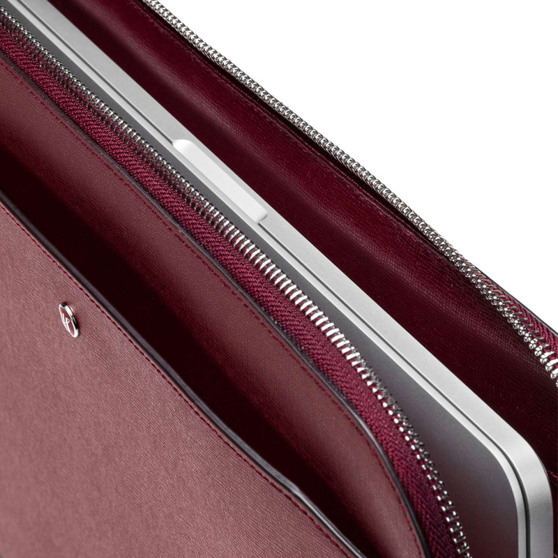 На фото: чехол для ноутбука Montegrappa Classic из бордовой тисненой кожи с отделением на молнии, накладным карманом на магните снаружи и одним накладным карманом внутри