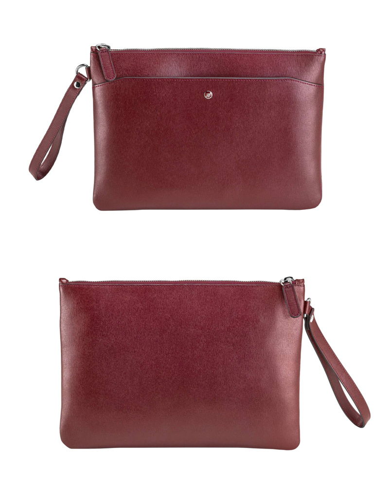 Чехол для iPad Montegrappa Classic из бордовой тисненой кожи с отделением на молнии, накладным карманом на магните, ремешком на запястье.Внутри — накладной карман
Размер 30х1х21 см.