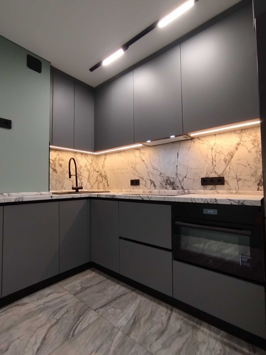Кухня с подсветкой в одном из проектов МФ “Вереск”
