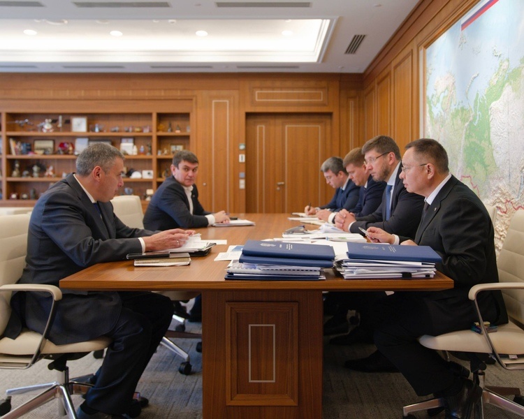     Хинштейн обсудил с министром строительства восстановление приграничья и долгострои