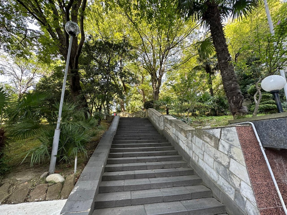 По вот этой лестнице… я шла тогда к морю …