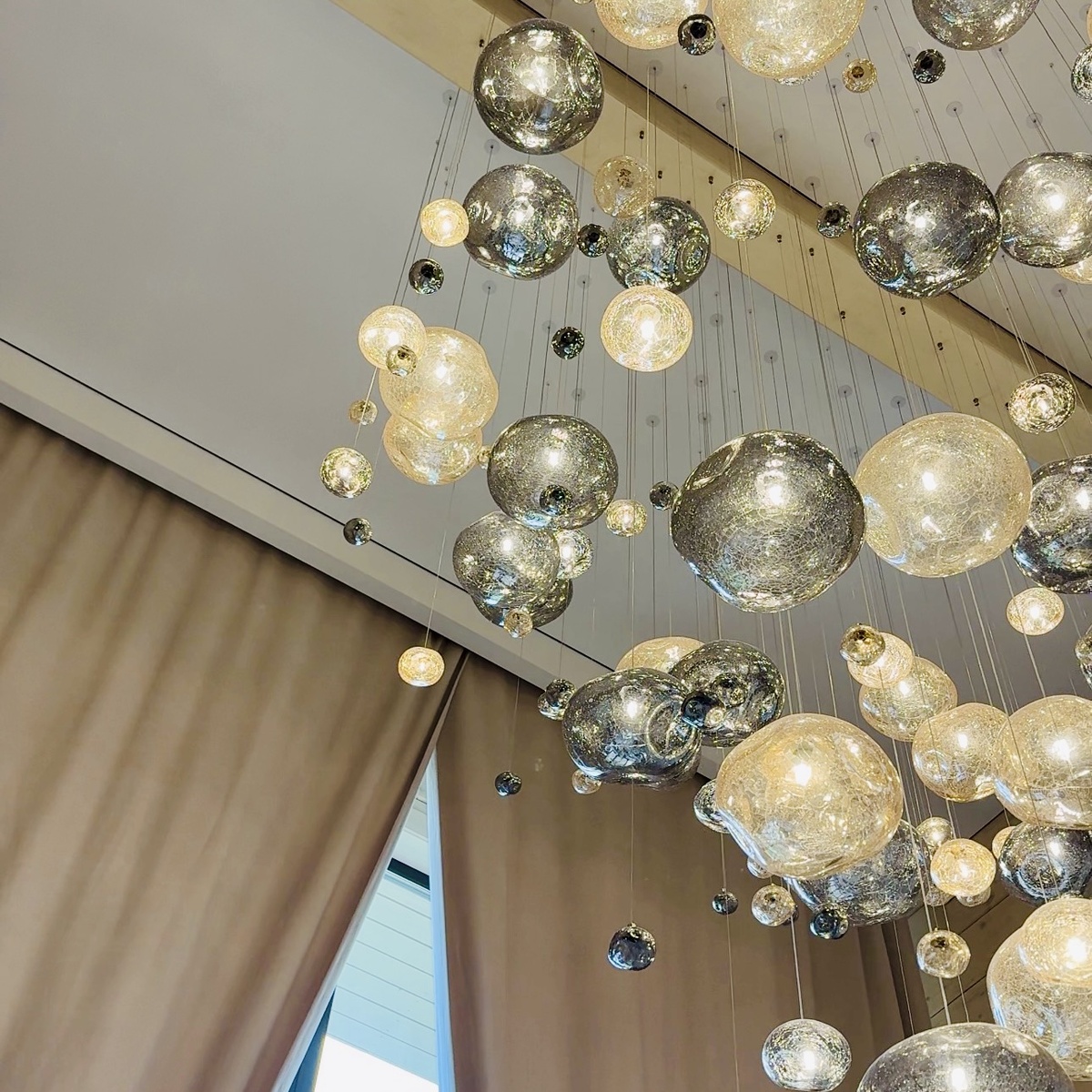 Натяжной потолок в загородном доме